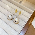 Orecchini vintage a pois con perle bianche, perni dorati e dettagli in catena argento - Perla Artificiale a Pois