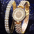 Vue détaillée de la montre et du bracelet pour femme en or avec cristaux étincelants - Or + Bracelet
