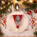 Porte-couverts de Noël gnome en feutre rouge avec barbe duveteuse et nez en bois - Ensemble de Couverts Rouge