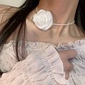 Dettaglio di un girocollo in seta con rosa bianca e nastri eleganti su una modella - Rosa Bianca Piccola