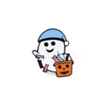 Dettaglio della spilla in smalto per Halloween con fantasma, cappello blu e zucca - Fantasma con berretto da notte e cestino