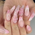 Faux ongles amande roses avec fleurs 3D, perles et motifs en dégradé chic - Style JP3875