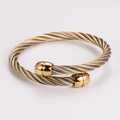 Detailansicht eines zweifarbigen, gedrehten Kabel-Armreifs in Gold- und Silberoptik - Zweifarbiges Gold & Silber Kabel - 56 mm Innendurchmesser