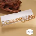 Set aus 5 minimalistischen Gold-Harz- und Perlenohrringen mit Blumen- und Kreisdesign - 5 Paar Set / Gold (10er Set)