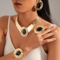 Set di gioielli boho in metallo dorato martellato con gemme ovali nere sul modello - Nero (Metallo Dorato)