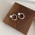 Eleganti orecchini a cerchio a C in argento con perla su blocco di legno scuro - Coppia d'argento