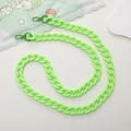 Flache grüne Acryl-Gliederkette mit passenden grünen Metallverschlüssen auf weißem Grund - Crossbody-Kette / Hellgrün