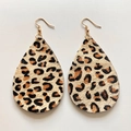 Gros plan de boucles d'oreilles en cuir véritable léopard avec crochets dorés élégants - Style Larme Imprimé Léopard (23)