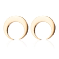 Dettaglio degli orecchini a mezzaluna dorati con design geometrico minimalista - Oro