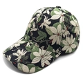 Gorra de béisbol para mujer con bordado floral blanco en tela negra, vista en ángulo de 45 - M (56-58cm) / Base negra con flores de hojas verdes / Verde