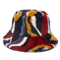 Chapeau bob en fausse fourrure colorée avec design patchwork rouge jaune et bleu vif - Motif 6 (Vagues Colorées)