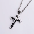 Collar con colgante de cruz negra y plateada con cadena metálica para hombres - Negro