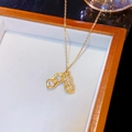 Collier pendentif cacahuète dorée avec perles doubles et zircons sur une chaîne fine - Petite arachide perlée dorée