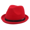 Détail d'un chapeau fedora en feutre rouge avec bande en cuir noir et boucle argentée - M (56-58cm) / Rouge (Petit bord bouclé + Ceinture noire)