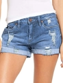 Close-up van denim shorts met versleten details en omgeslagen zomen in blauwe wassing - S / Lichtblauw