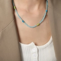 Collar artesanal de cuentas turquesa naturales con detalles elegantes en oro - Collar de Piedra Azul-Verde