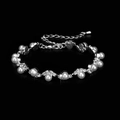 Dettaglio del bracciale d'argento con perle bianche e strass scintillanti - Braccialetto di Perle 747
