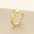Primer plano de anillo bañado en oro con nudo irregular y diamante gota en fondo neutro - US 7 / Estilo Aerodinámico en Forma de Pera en Oro de 12mm (KR111166-K)
