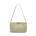 Borsa a spalla in pelle intrecciata verde chiaro con chiusura dorata e design elegante - Verde Travertino