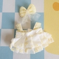 Süßes 17cm Plüschpuppen-Outfit mit gelb-weißem Rüschenkleid und passendem Schleifen-Stirnband - Passend für 17cm Puppe / Gelbes Kleid mit Fünf-Blütenblatt-Muster + Gelbe Haarklammer