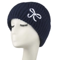 Bonnet en tricot bleu marine épais pour femme avec un nœud brodé blanc sur le côté - Adulte / Bleu marine