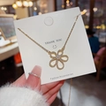 Gouden bloem hanger ketting met witte zirkoon en fijne golfketting op displaykaart - Bloem / Goud