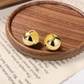 Minimalistische gouden bolvormige oorbellen gepresenteerd op een houten decoratief bord - Koper / Goud