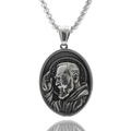 Gros plan du pendentif ovale en acier inoxydable avec portrait en relief de Saint Pio - St Padre Pio / Pendentif avec chaîne de 60cm