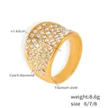 Anillo ancho de acero de titanio dorado con diamantes checos y chapado oro 18k PVD - US 6 / Dorado