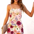 Detailansicht der 3D-Blumenstickerei und dünnen Träger an einem rosa Cocktailkleid - S / Rosa