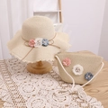 Détail d'un ensemble chapeau et sac en paille avec fleurs et perles pour enfants - Chapeau Beige + Sac