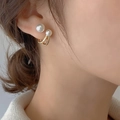 Eleganti orecchini a perla dorati a forma di C su modella con design minimalista in metallo - Orecchini di Perla (No.5)