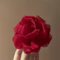 Elegante pinza per capelli con grande rosa rosso scuro in tessuto d'organza lucida - Pinza per capelli / Rosso