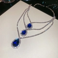 Dettaglio della collana a tre gocce blu con incastonatura pavé di zirconi scintillanti - Collana-Blu-Goccia