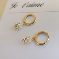 Minimalist S925 sterling silver hoop earrings with sunburst zircon pendant in gold - 925 Silver / Gold