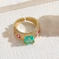 Luxuriöser 14K vergoldeter Ring mit grünem Zirkonia und bunten Akzentsteinen im Vintage-Stil - Quadratischer Grüner Zirkonia