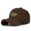 Casquette en polaire sherpa marron foncé avec broderie Paris Original et clous étoiles - café
