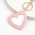 Portachiavi cuore in pelle rosa con anello e chiusura dorati su base bianca - Rosa Carino