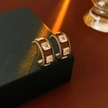 Dettaglio di orecchini a C placcati in oro con smalto bordeaux e pietre preziose quadrate - Marrone