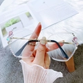 Lunettes de soleil sans monture avec strass roses et pont en métal doré chic - Blanc