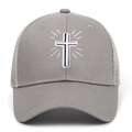 Dettaglio del ricamo a croce bianca su cappello mesh grigio con tessuto traspirante - Regolabile / Grigio