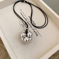Detalle del colgante de plata con seis cuentas pulidas en un collar de cordón negro - Plateado