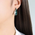 Orecchini geometrici in smalto verde e bordo argento indossati da un modello - Stile Verde Scuro Argento (F803)