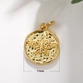 Vue macro d'un pendentif abeille en or 18 carats de 11 mm avec texture martelée - Abeille en Relief Dorée