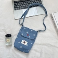 Vista piatta della borsa per telefono in denim con stampa a stella su tessuto bianco - Stella Blu Scuro
