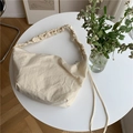 Dettaglio borsa a tracolla in nylon con tracolla a pieghe in colore bianco crema - Bianco Sporco