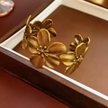 Bracciale vintage in metallo con fiori in oro antico e petali dettagliati - Bracciale Rigido - Oro Antico