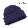 Klassische dunkelblaue Strickmütze aus Rippenstrick für Wärme und Schutz im Winter - Marineblau