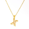 Minimalistische goldene Titanhalskette mit einem mit weißen Perlen besetzten X-Anhänger - Buchstabe X (SP723G-X)