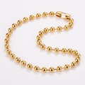Detalle de una cadena de bolas de 10mm en acero chapado en oro de 18k con cierre de mosquetón - Collar / Dorado